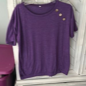 Cute purple top with accent buttons in excellent condition has pockets